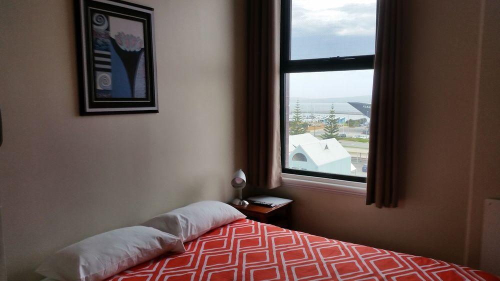 Six Degrees Boutique Hotel Олбани Экстерьер фото